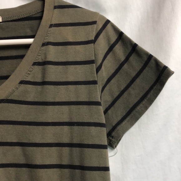 Heart and hips, large olive green, black striped V-neck T-shirt juniors wuc - Picture 4 of 9
